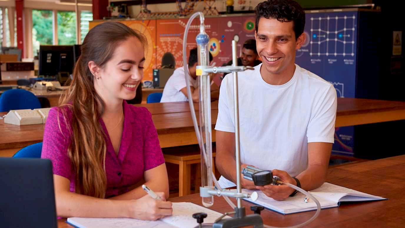 Physics students in the teaching lab