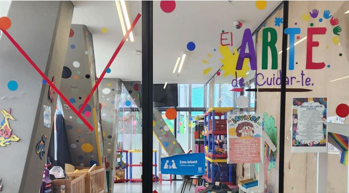 Caregivers can leave children aged one to eleven while they participate in activities at the manzana 